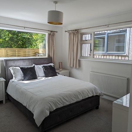 Peaceful Glastonbury Bungalow - Ideally Located מראה חיצוני תמונה