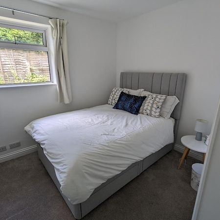 Peaceful Glastonbury Bungalow - Ideally Located מראה חיצוני תמונה