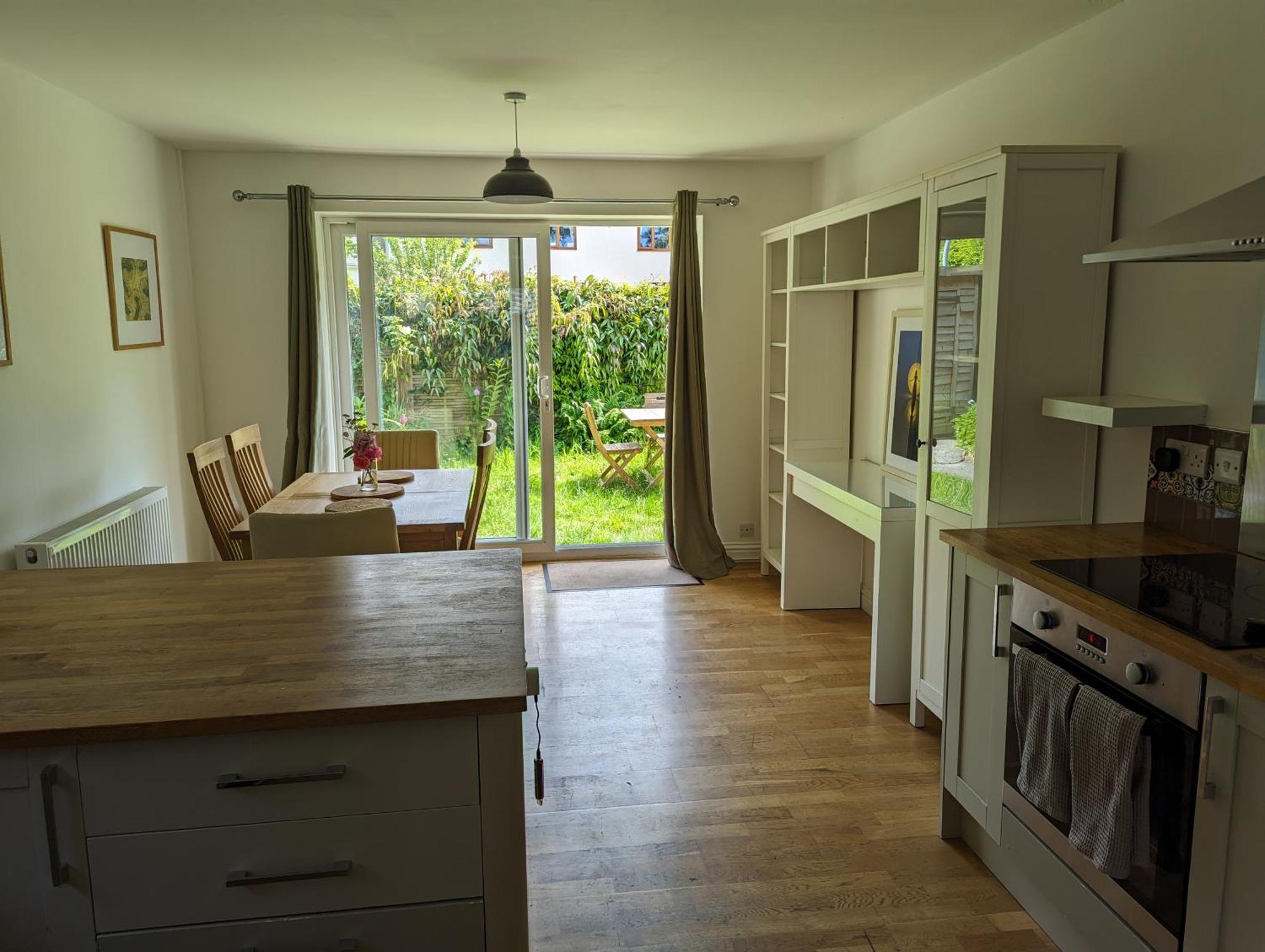 Peaceful Glastonbury Bungalow - Ideally Located מראה חיצוני תמונה
