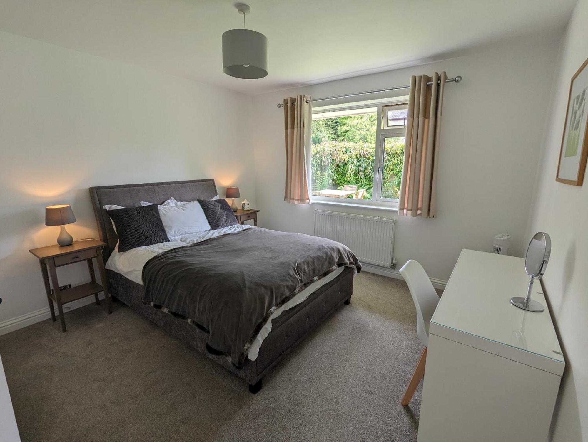 Peaceful Glastonbury Bungalow - Ideally Located מראה חיצוני תמונה